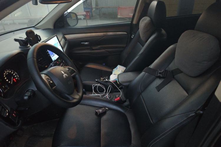 Used Mitsubishi Outlander 2014 2.4L 4x4 Deluxe Value Edition 7 Seats Left Front Seat