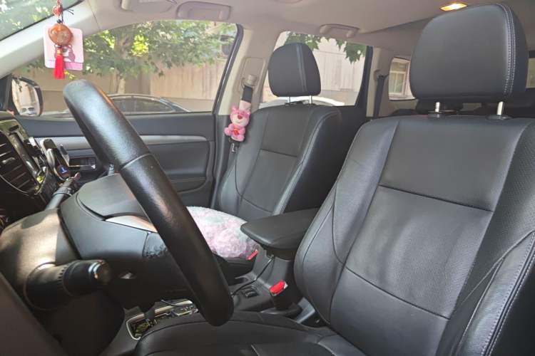 Used Mitsubishi Outlander 2014 2.4L 4x4 Deluxe Value Edition 5 Seats Left Front Seat