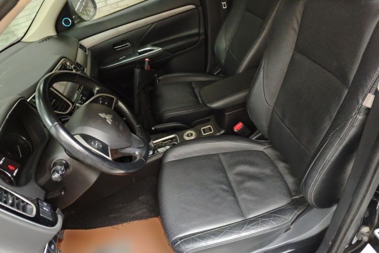 Used Mitsubishi Outlander 2014 2.4L 4x4 Deluxe Value Edition 7 Seats Left Front Seat