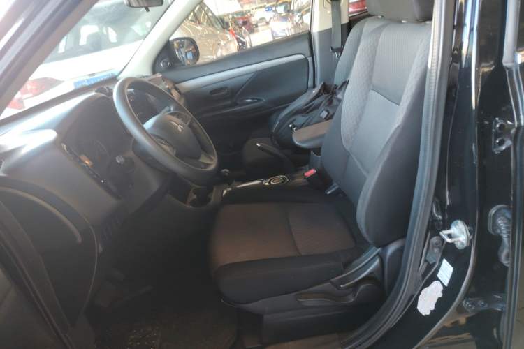 Used Mitsubishi Outlander 2014 2.0L Two-Wheel Drive Sport Value Edition 5 Seats Left Front Seat
