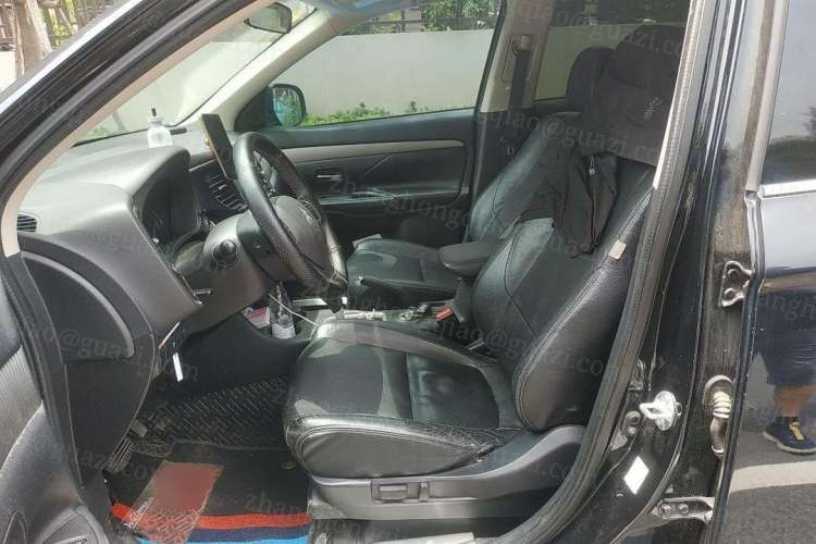Used Mitsubishi Outlander 2014 2.4L 4x4 Deluxe Value Edition 7 Seats Left Front Seat