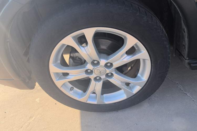 Used Mitsubishi Outlander 2014 2.4L 4x4 Deluxe Value Edition 5 Seats Left Front Wheel Hub