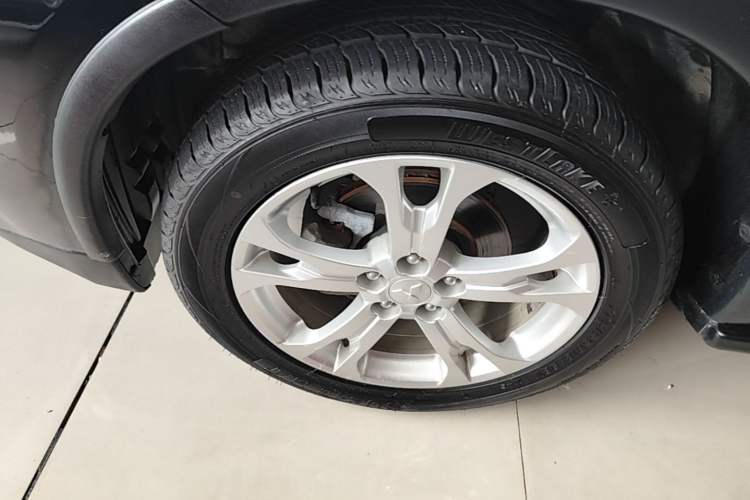 Used Mitsubishi Outlander 2014 2.4L 4x4 Deluxe Value Edition 5 Seats Left Front Wheel Hub