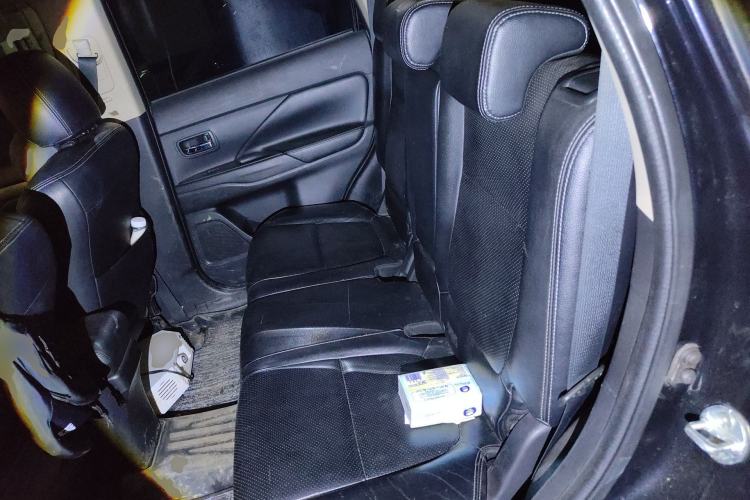 Used Mitsubishi Outlander 2014 2.4L 4x4 Deluxe Value Edition 7 Seats Left Rear Seat