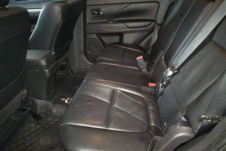 Used Mitsubishi Outlander 2014 2.4L 4x4 Deluxe Value Edition 7 Seats Left Rear Seat