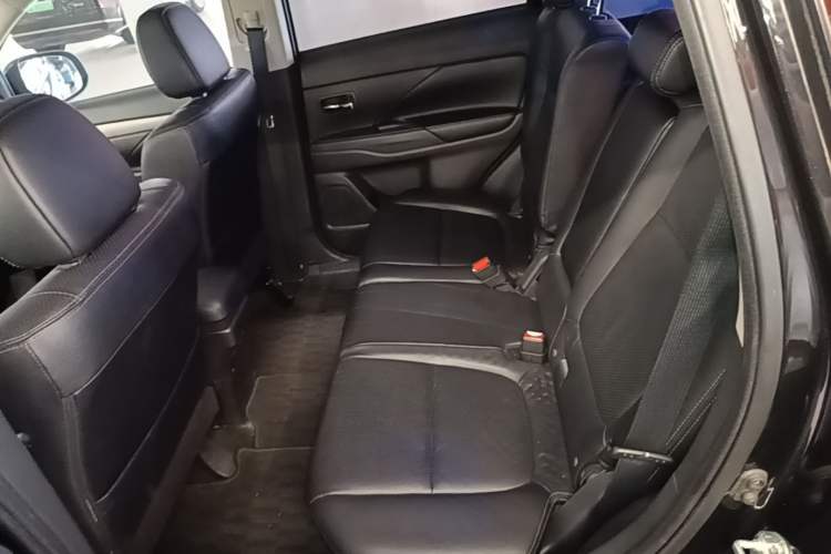 Used Mitsubishi Outlander 2014 2.4L 4x4 Deluxe Value Edition 7 Seats Left Rear Seat