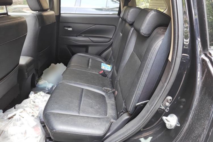 Used Mitsubishi Outlander 2014 2.4L 4x4 Deluxe Value Edition 7 Seats Left Rear Seat
