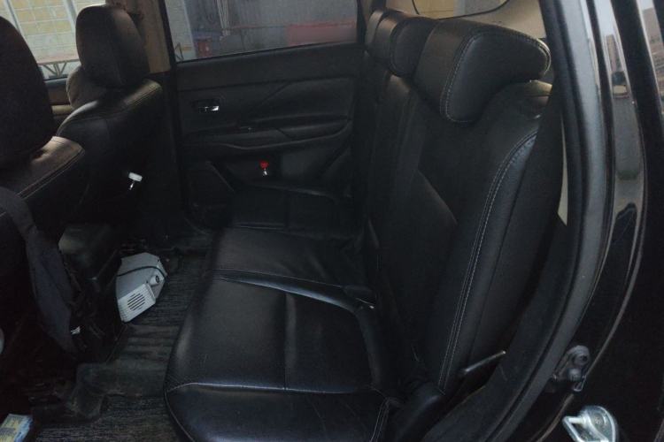 Used Mitsubishi Outlander 2014 2.4L 4x4 Deluxe Value Edition 7 Seats Left Rear Seat