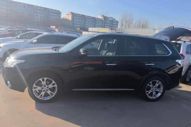 Used Mitsubishi Outlander 2014 2.4L 4x4 Deluxe Value Edition 5 Seats Left Side
