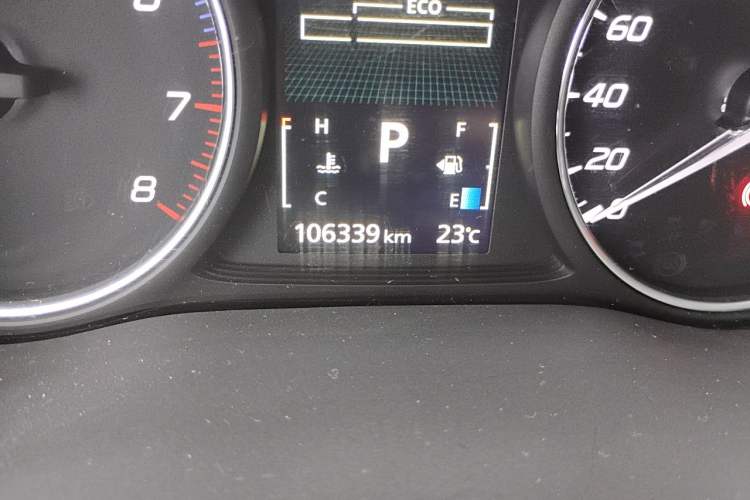Used Mitsubishi Outlander 2014 2.4L 4x4 Deluxe Value Edition 5 Seats Odometer Close Up
