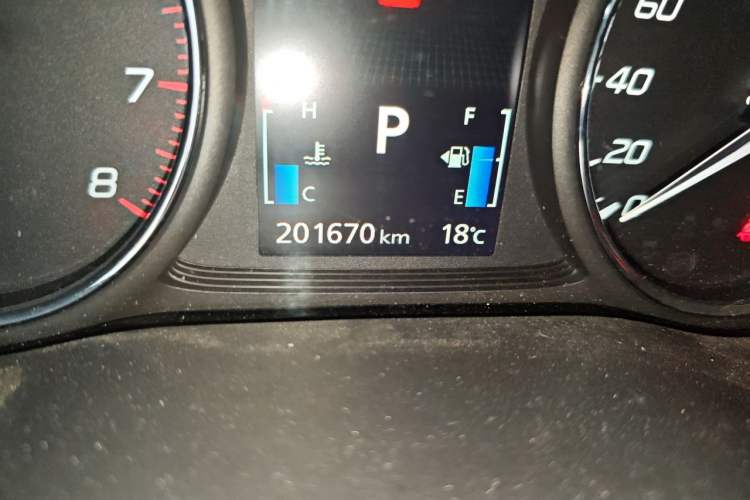 Used Mitsubishi Outlander 2014 2.4L 4x4 Deluxe Value Edition 5 Seats Odometer Close Up