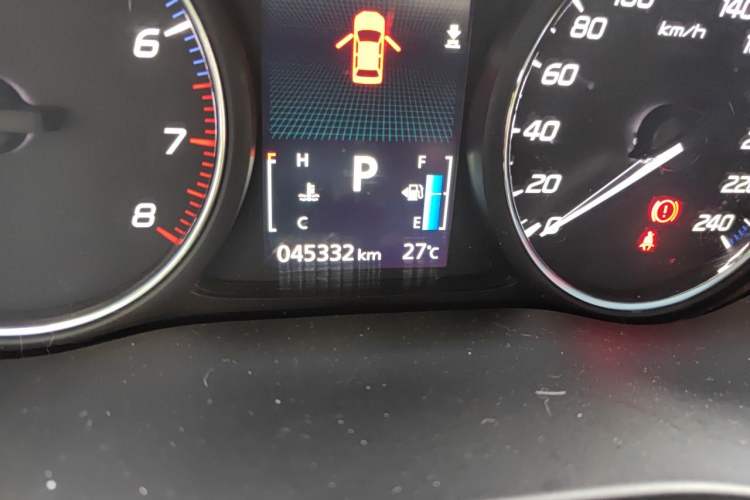 Used Mitsubishi Outlander 2014 2.4L 4x4 Deluxe Value Edition 7 Seats Odometer Close Up