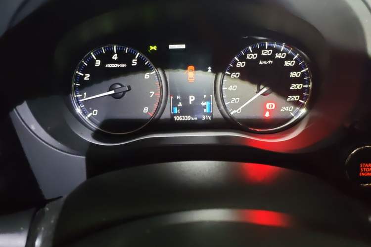 Used Mitsubishi Outlander 2014 2.4L 4x4 Deluxe Value Edition 5 Seats Odometer Close Up