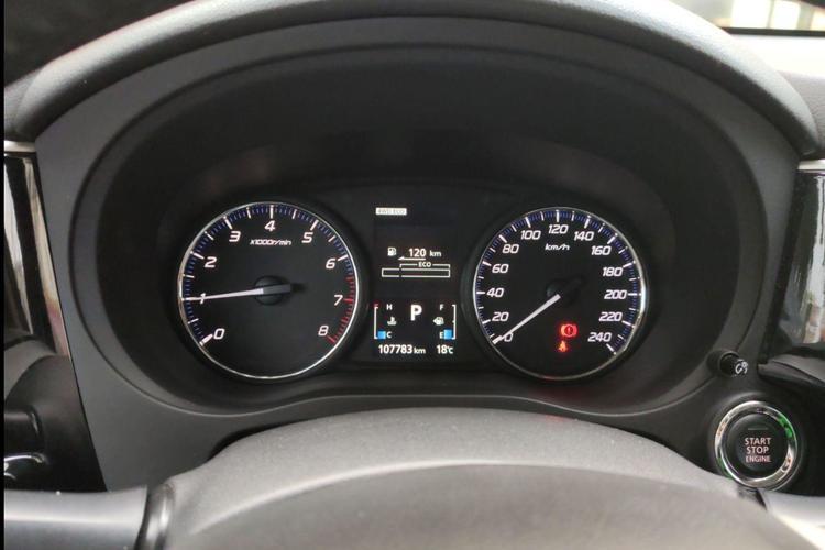 Used Mitsubishi Outlander 2014 2.4L 4x4 Deluxe Value Edition 5 Seats Odometer Close Up