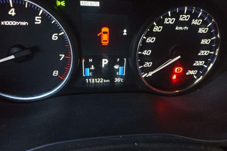 Used Mitsubishi Outlander 2014 2.4L 4x4 Deluxe Value Edition 7 Seats Odometer Close Up