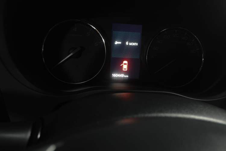 Used Mitsubishi Outlander 2014 2.4L 4x4 Deluxe Value Edition 5 Seats Odometer Close Up