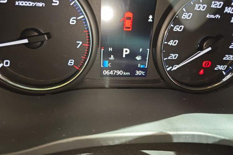 Used Mitsubishi Outlander 2014 2.4L 4x4 Deluxe Value Edition 5 Seats Odometer Close Up