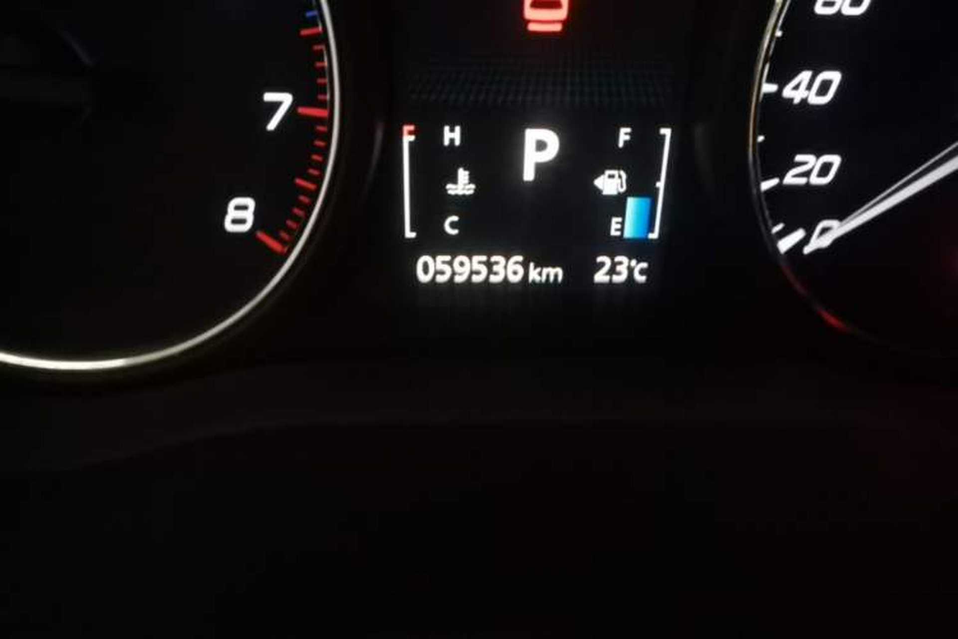 Used Mitsubishi Outlander 2014 2.4L 4x4 Deluxe Value Edition 7 Seats Odometer Close Up
