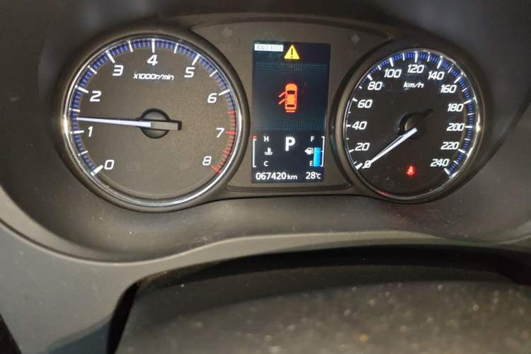 Used Mitsubishi Outlander 2014 2.4L 4x4 Deluxe Value Edition 7 Seats Odometer Close Up