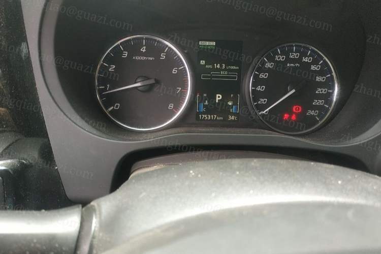 Used Mitsubishi Outlander 2014 2.4L 4x4 Deluxe Value Edition 7 Seats Odometer Close Up