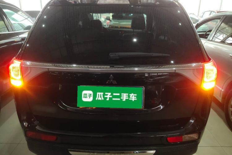 Used Mitsubishi Outlander 2014 2.4L 4x4 Deluxe Value Edition 7 Seats Rear
