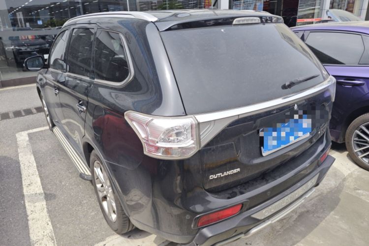 Used Mitsubishi Outlander 2014 2.4L 4x4 Deluxe Value Edition 7 Seats Rear Left 45 Deg