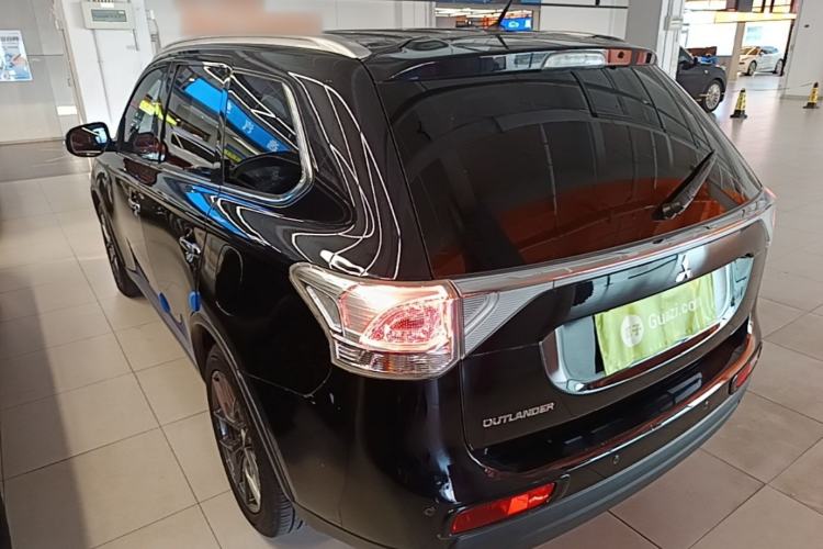 Used Mitsubishi Outlander 2014 2.4L 4x4 Deluxe Value Edition 7 Seats Rear Left 45 Deg