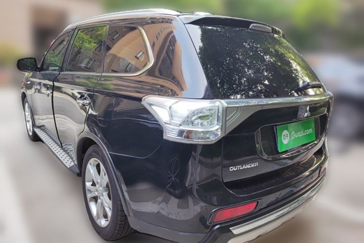 Used Mitsubishi Outlander 2014 2.4L 4x4 Deluxe Value Edition 7 Seats Rear Left 45 Deg