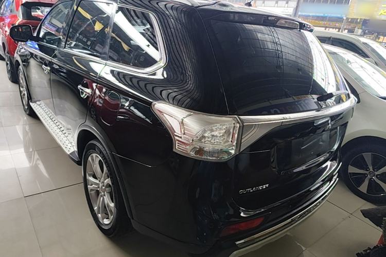 Used Mitsubishi Outlander 2014 2.4L 4x4 Deluxe Value Edition 5 Seats Rear Left 45 Deg