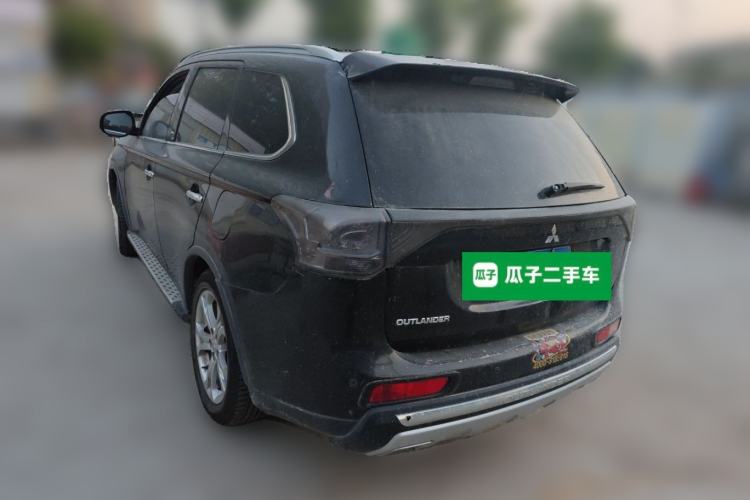 Used Mitsubishi Outlander 2014 2.4L 4x4 Deluxe Value Edition 7 Seats Rear Left 45 Deg