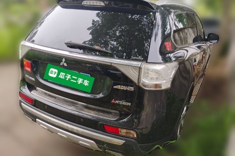 Used Mitsubishi Outlander 2014 2.4L 4x4 Deluxe Value Edition 5 Seats Rear Right 45 Deg