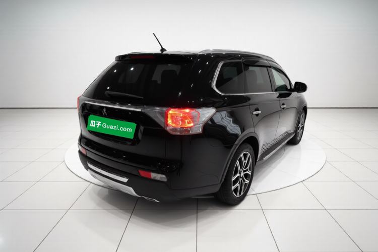 Used Mitsubishi Outlander 2014 2.4L 4x4 Deluxe Value Edition 7 Seats Rear Right 45 Deg