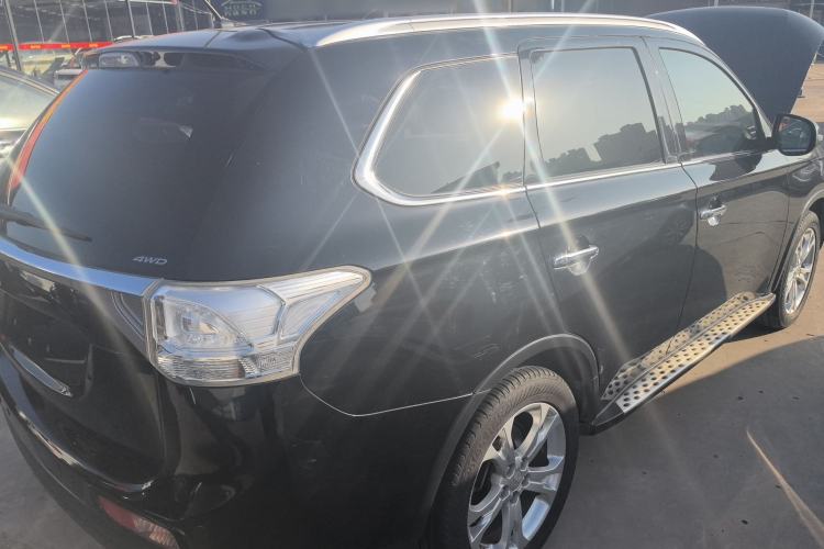 Used Mitsubishi Outlander 2014 2.4L 4x4 Deluxe Value Edition 5 Seats Rear Right 45 Deg