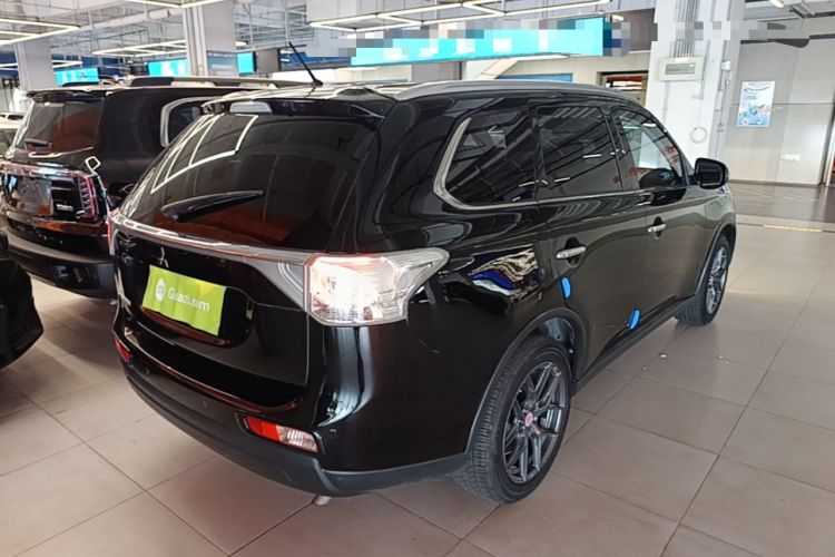 Used Mitsubishi Outlander 2014 2.4L 4x4 Deluxe Value Edition 7 Seats Rear Right 45 Deg