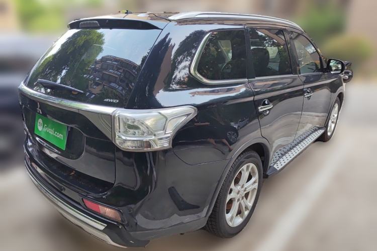 Used Mitsubishi Outlander 2014 2.4L 4x4 Deluxe Value Edition 7 Seats Rear Right 45 Deg