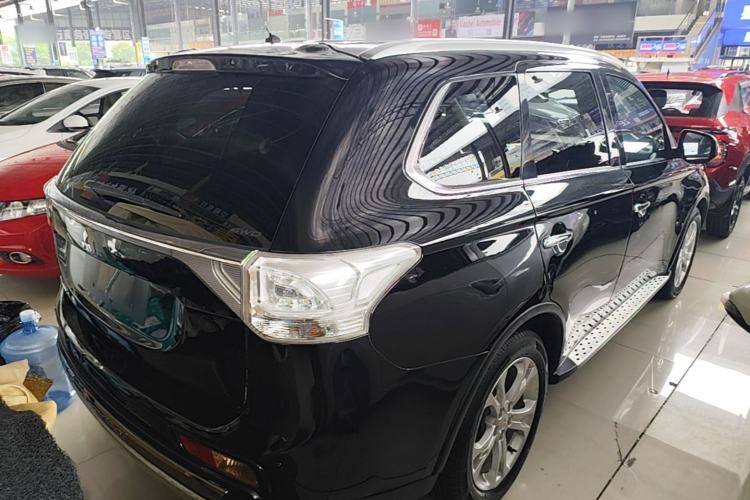 Used Mitsubishi Outlander 2014 2.4L 4x4 Deluxe Value Edition 5 Seats Rear Right 45 Deg