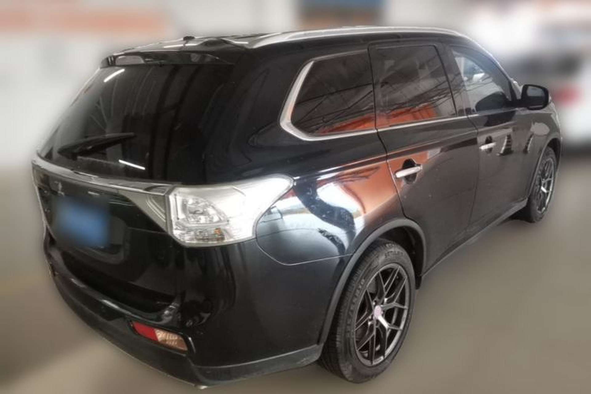 Used Mitsubishi Outlander 2014 2.4L 4x4 Deluxe Value Edition 7 Seats Rear Right 45 Deg