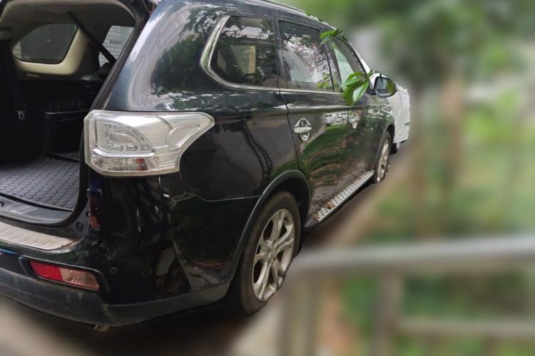 Used Mitsubishi Outlander 2014 2.4L 4x4 Deluxe Value Edition 7 Seats Rear Right 45 Deg