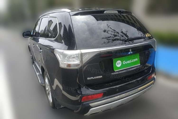 Used Mitsubishi Outlander 2014 2.4L 4x4 Deluxe Value Edition 7 Seats Rear Right 45 Deg