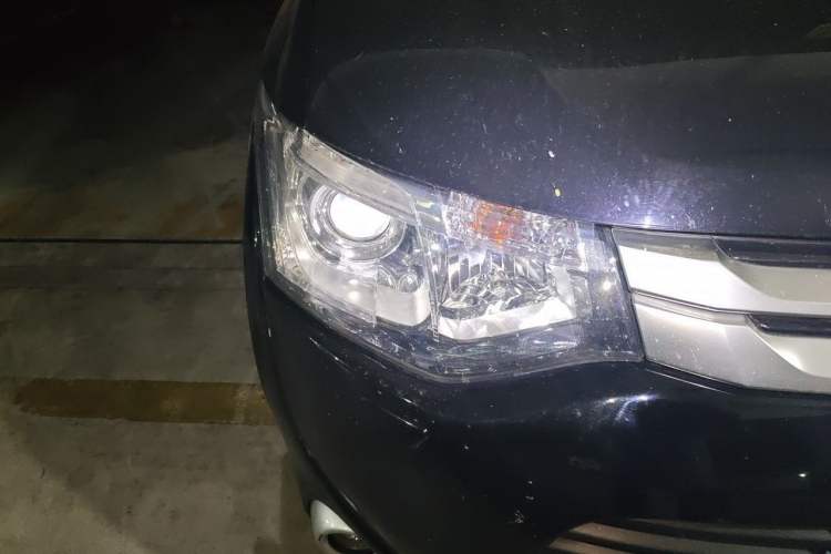 Used Mitsubishi Outlander 2014 2.4L 4x4 Deluxe Value Edition 5 Seats Right Front Headlight