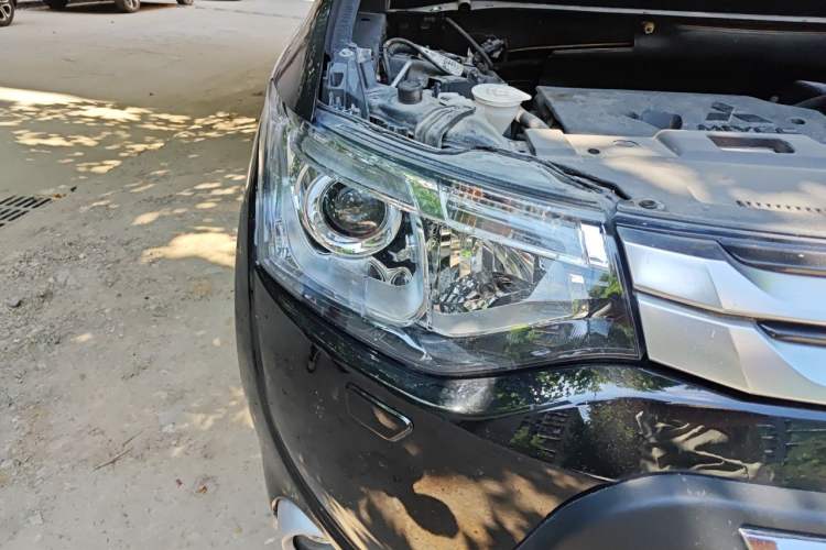 Used Mitsubishi Outlander 2014 2.4L 4x4 Deluxe Value Edition 5 Seats Right Front Headlight