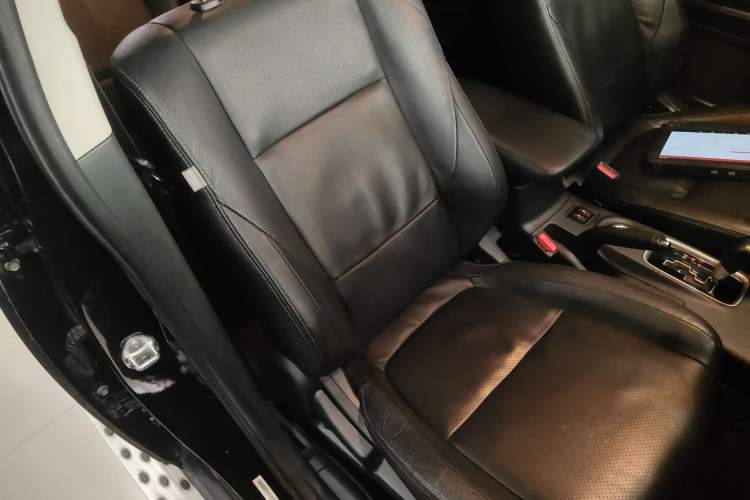 Used Mitsubishi Outlander 2014 2.4L 4x4 Deluxe Value Edition 7 Seats Right Front Seat