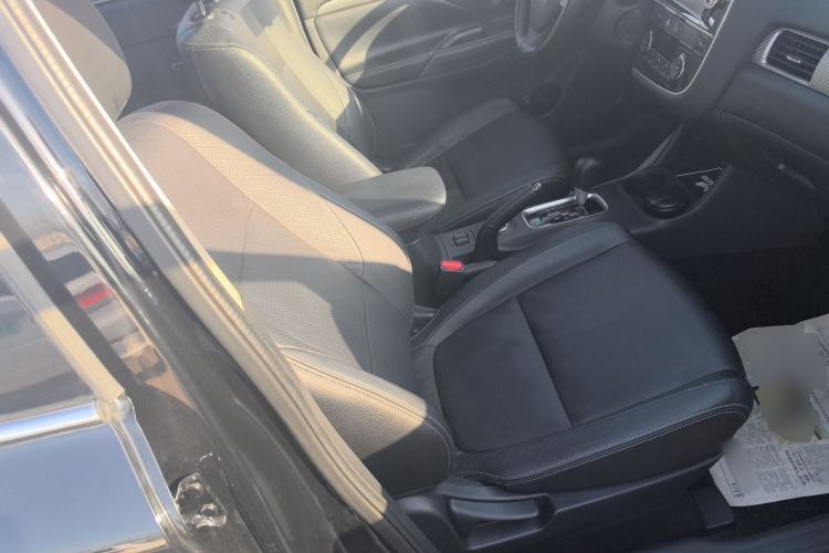 Used Mitsubishi Outlander 2014 2.4L 4x4 Deluxe Value Edition 5 Seats Right Front Seat