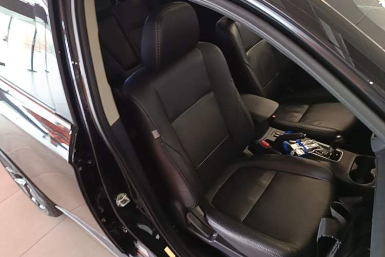 Used Mitsubishi Outlander 2014 2.4L 4x4 Deluxe Value Edition 7 Seats Right Front Seat