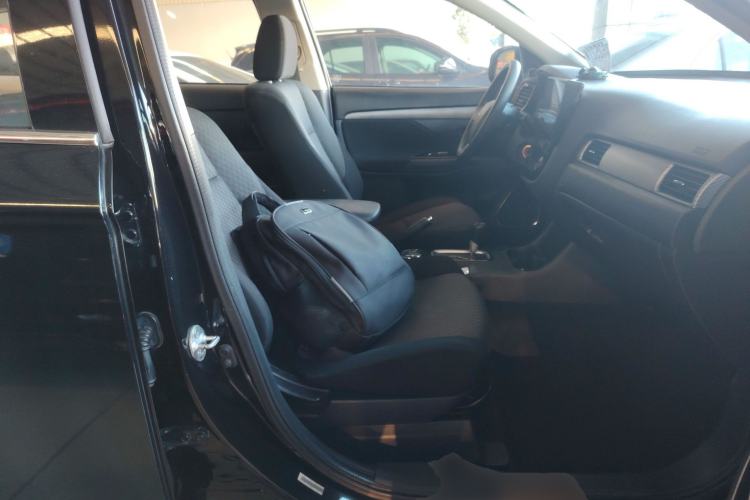 Used Mitsubishi Outlander 2014 2.0L Two-Wheel Drive Sport Value Edition 5 Seats Right Front Seat