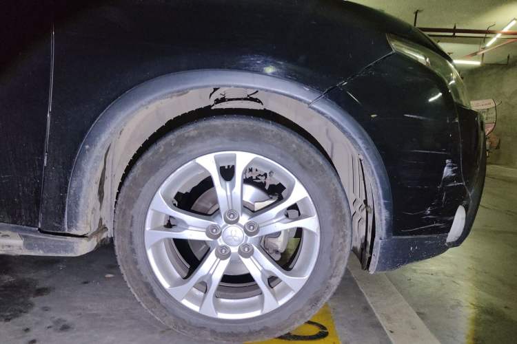 Used Mitsubishi Outlander 2014 2.4L 4x4 Deluxe Value Edition 7 Seats Right Front Wheel Hub