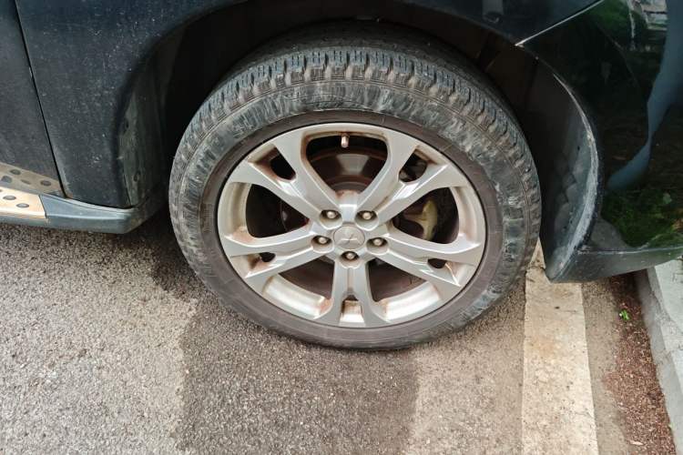Used Mitsubishi Outlander 2014 2.4L 4x4 Deluxe Value Edition 5 Seats Right Front Wheel Hub