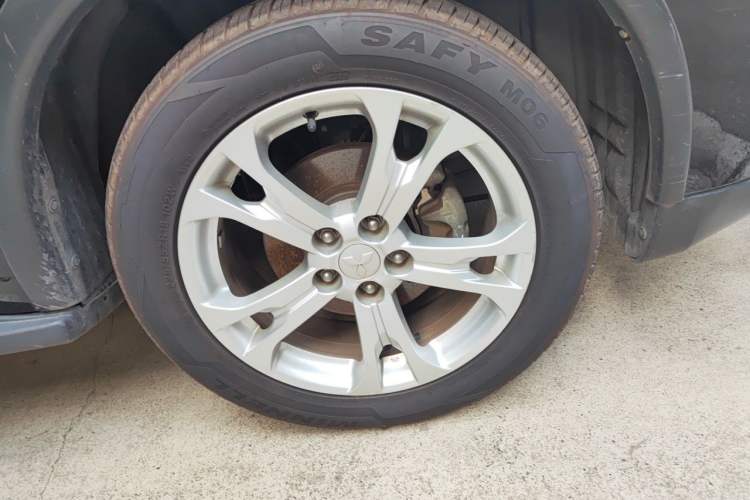 Used Mitsubishi Outlander 2014 2.4L 4x4 Deluxe Value Edition 7 Seats Right Front Wheel Hub