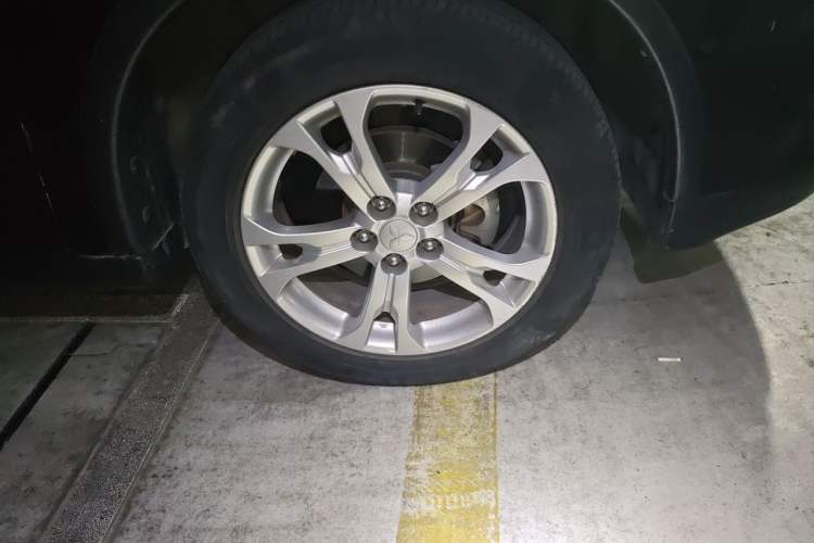 Used Mitsubishi Outlander 2014 2.4L 4x4 Deluxe Value Edition 5 Seats Right Front Wheel Hub