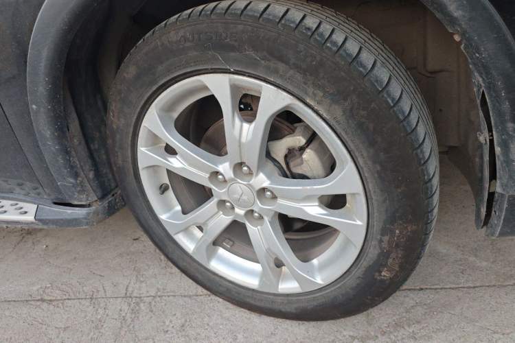 Used Mitsubishi Outlander 2014 2.4L 4x4 Deluxe Value Edition 7 Seats Right Front Wheel Hub